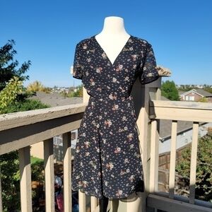 WAYF BLACK & FLORAL SHORT SLEEVE WRAP DRESS, SZ XS